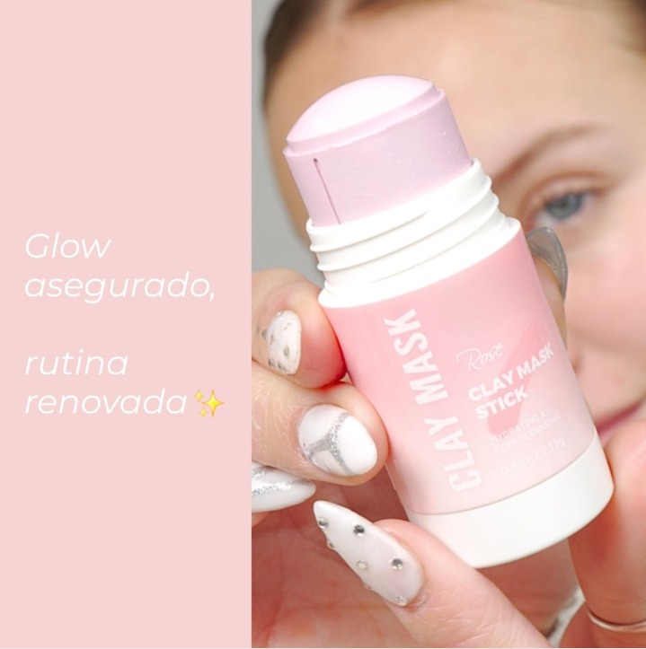 Mujer relajada usando la mascarilla PinkStick™